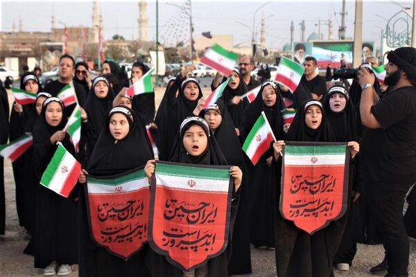 همخوانی گروه‌های دانش آموزی قم در اجرای سرود «ایران بخوان»