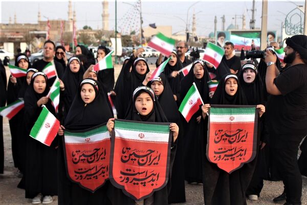 همخوانی گروه‌های دانش آموزی قم در اجرای سرود «ایران بخوان»