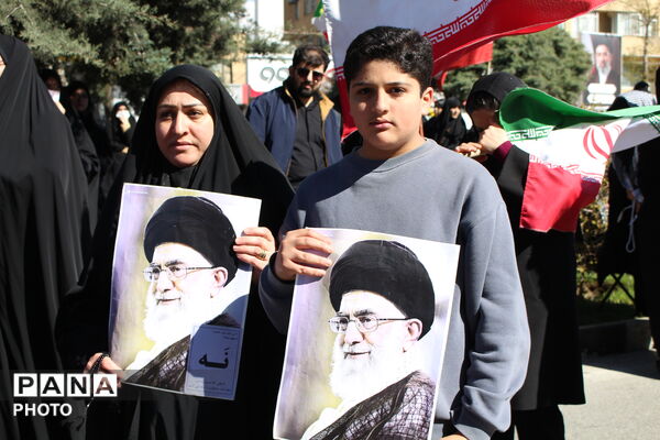  نوجوانان در صف نخست اجتماع مردمی چهلم رهبر شهید