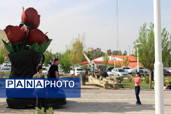 حضور گردشگران روز طبیعت در محوطه باغ‌موزه دفاع مقدس قم