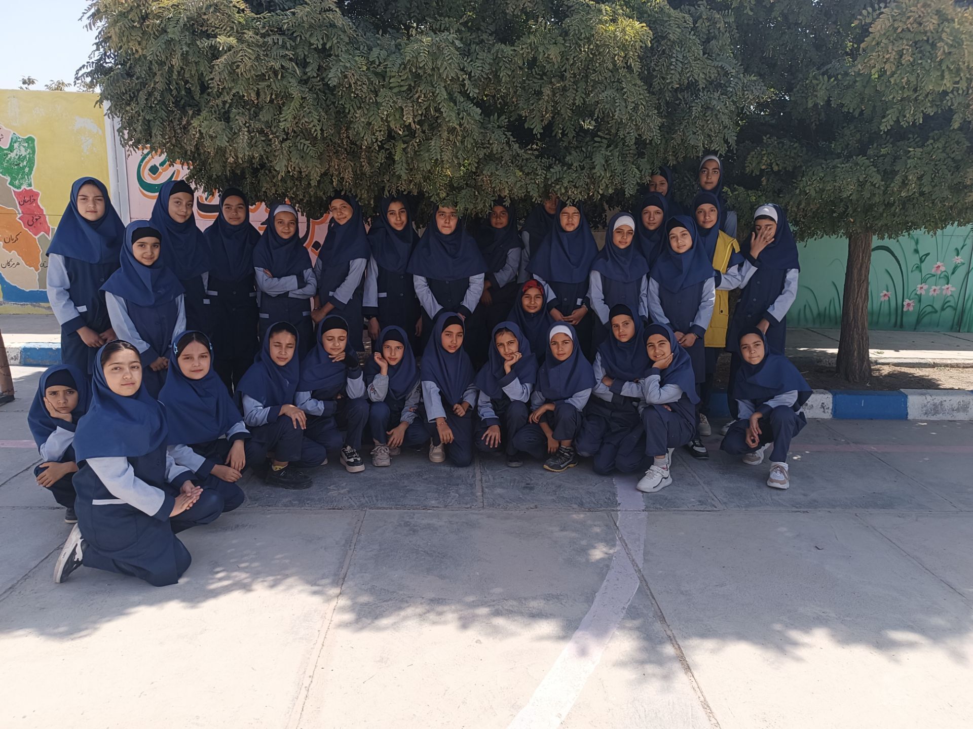 عکس یادگاری کلاس پنجم دبستان شهید چرخنده سید آباد