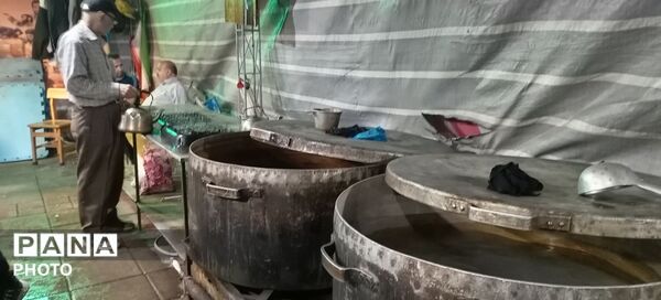 موکب چایخانه همچنان در کنار مردم فعال است