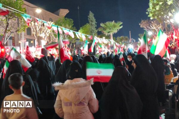 میدان هفت‌تیر بهارستان دو میزبان راهپیمایی شبانه مردم و فرهنگیان