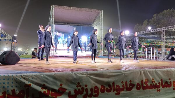 مانور ورزشی دانش آموزان در شب افتتاحیه جشنواره خانواده ورزش 