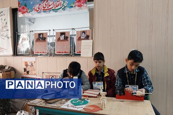 برپایی نمایشگاه طرح جابر ابن حیان در دبستان هیأت امنایی شهید قلنبر ناحیه 2 شهرری 