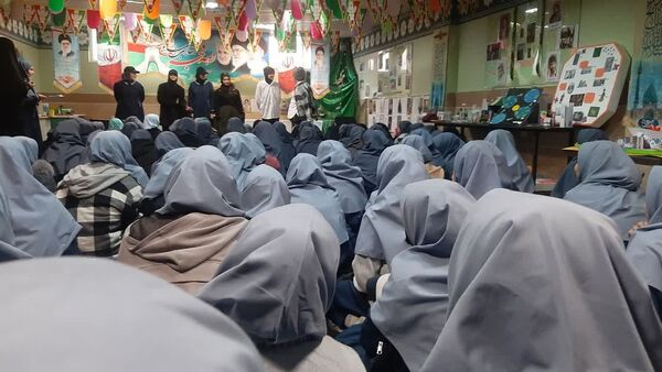 جشن با شکوه انقلاب در دبیرستان فدک منطقه ۱۲