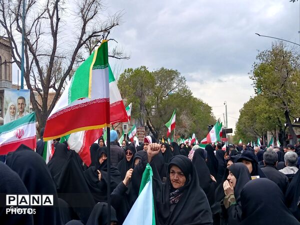 در فراق رهبر شهیدمان به میدان آمدیم 