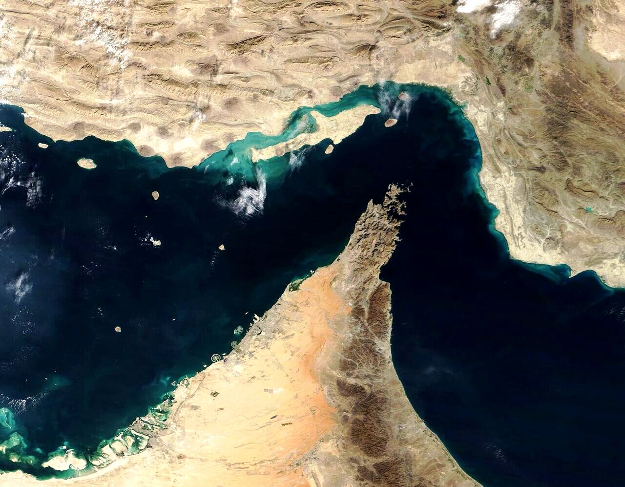 قرارگاه مرکزی خاتم الانبیا: مدیریت تنگه هرمز با اقتدار کامل اعمال می‌شود