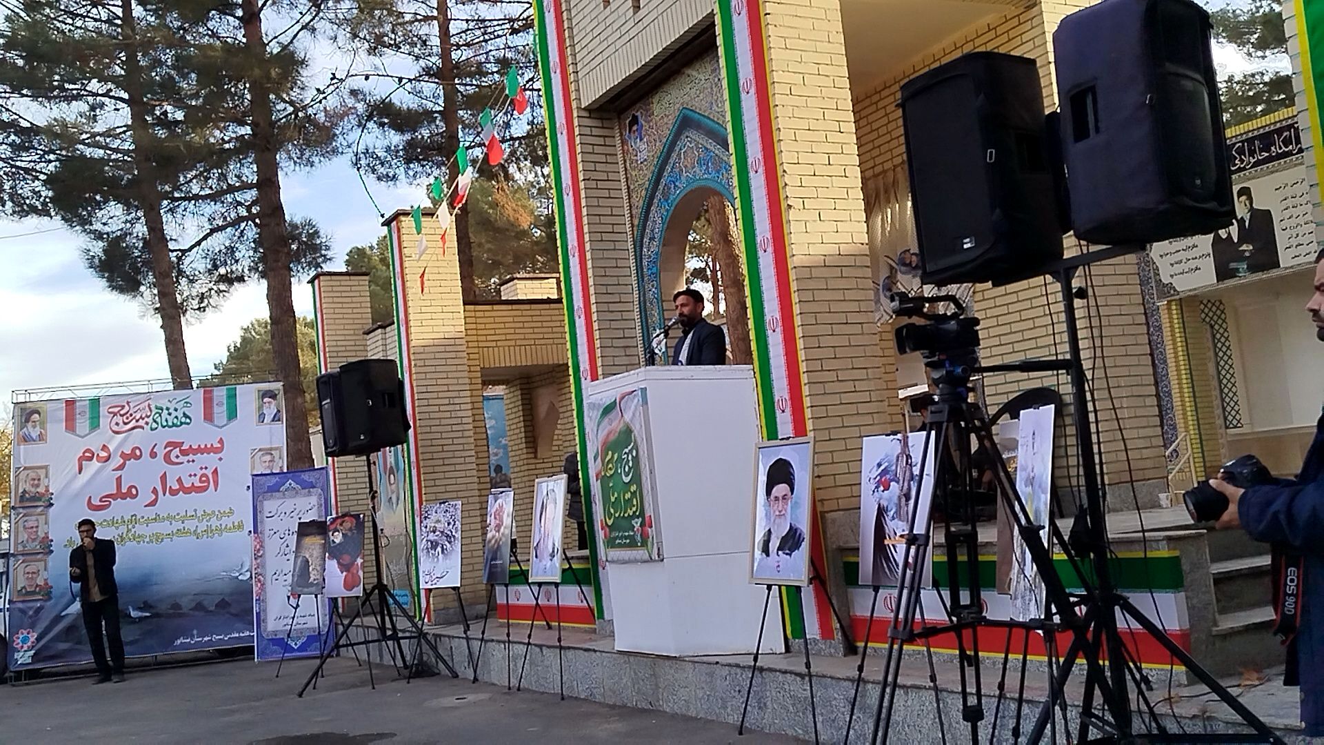 غبارروبی و عطرافشانی گلزار مطهر شهدا در نیشابور 