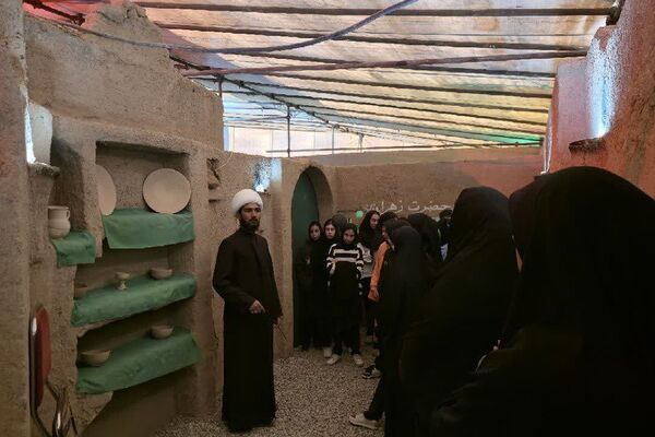 بازدید دانش‌آموزان دبیرستان یادگار امام از کوچه‌های بنی‌هاشم