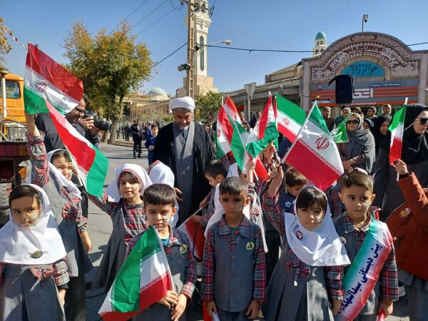 مشت هایی از نماد استواری و شجاعت 