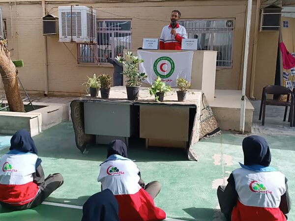 هلال‌احمر، همراه دانش‌آموزان دبیرستان عفت در مراسم صلح و دوستی