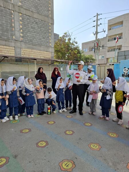 بازدید ماموران نیروی انتظامی در مدرسه 17شهریور بجنورد