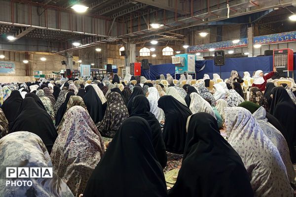 حضور پرشور فرهنگیان و دانش‌آموزان در مصلی نسیم شهر