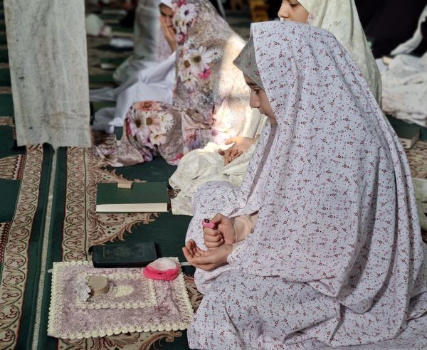 روز اول اعتکاف دانش‌آموزی با حال و هوای عبادت و راز و نیاز با خدا