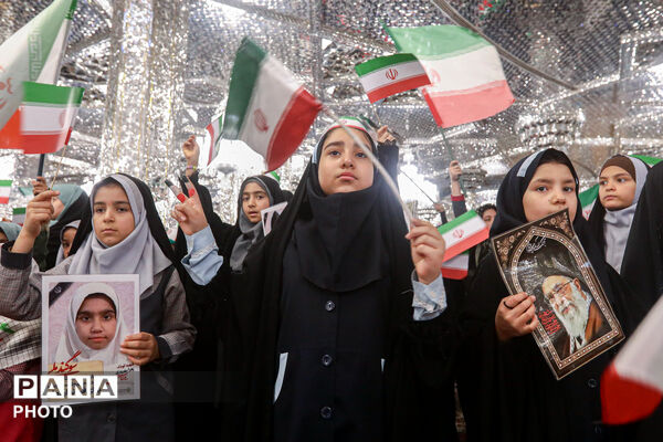 گرامیداشت دانش‌آموزان مدرسه میناب در حرم مطهر رضوی