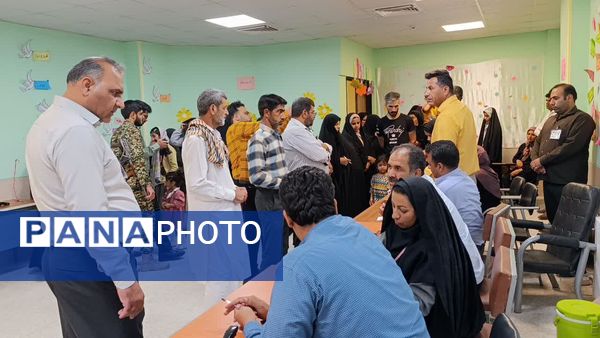 حضور مردم فهرج پای صندوق‌های رای در گرمای شدید هوا