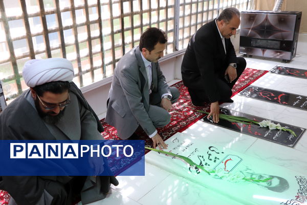 گرامیداشت مقام معلم با غبارروبی و عطرافشانی مزار شهدای فرهنگی