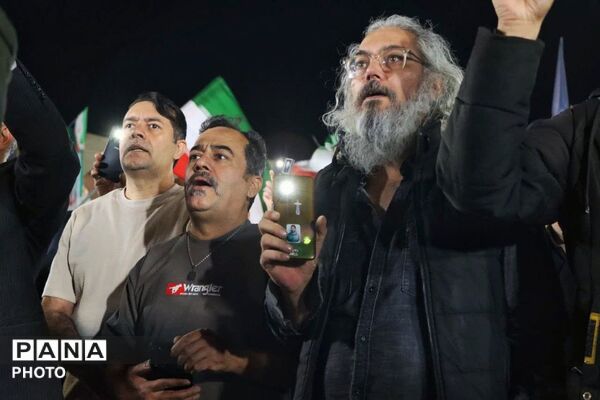 هنرمندان پای کار انقلاب