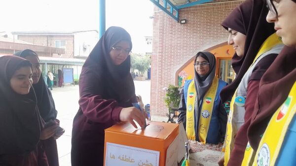 جشن عاطفه‌ها در دبیرستان دوره اول شاهد دخترانه شهرستان کردکوی