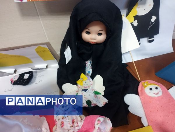 نمایشگاه حجاب به‌مناسبت ایام فاطمیه در مدرسه نشاط اسلامشهر