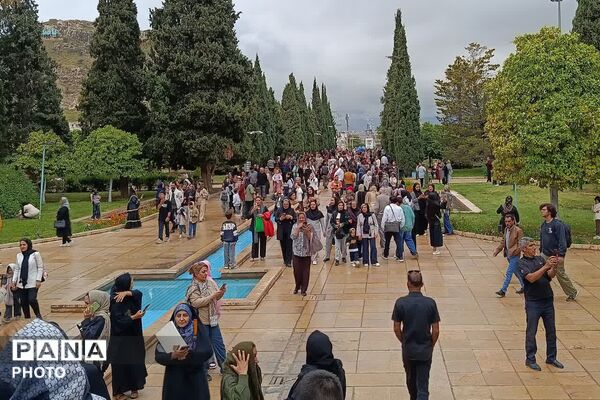 مراسم گل‌باران آرامگاه سعدی شاعر بزرگ شیرازی