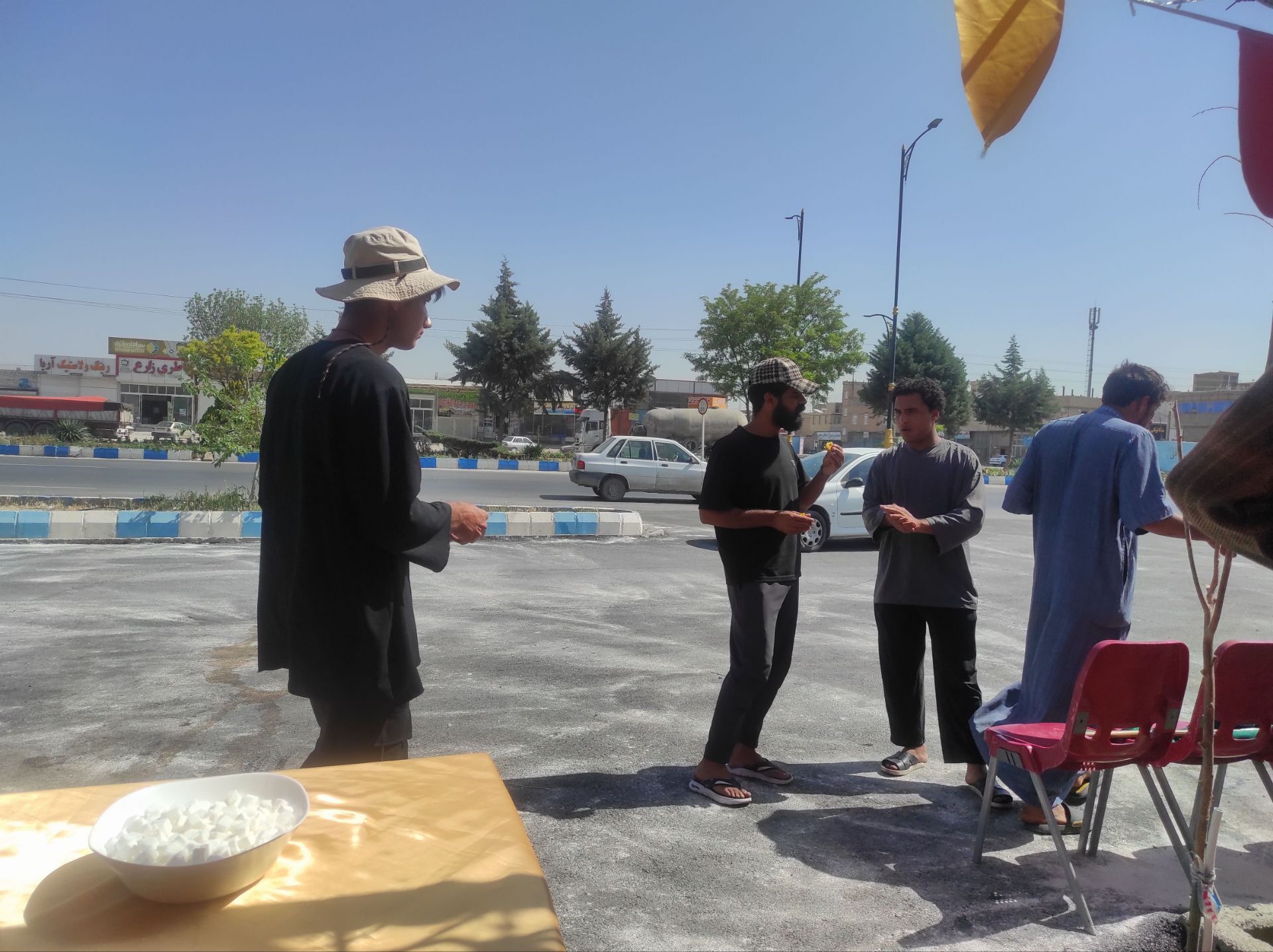 همکاری دانش آموزان خادمیار دبستان ضحی۲ با چایخانه دانش آموزی حضرت رضا(ع) شیروان