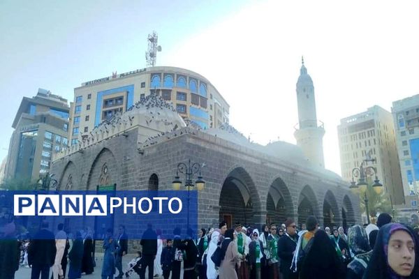 از پشت میز نیمکت تا زیر آسمان مدینه