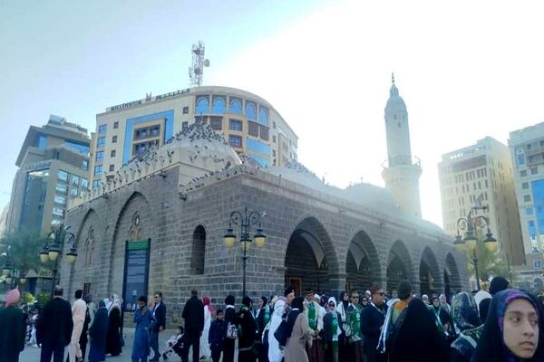 از پشت میز نیمکت تا زیر آسمان مدینه