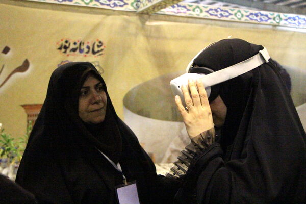 نمایشگاه شادمانه نور در یزد