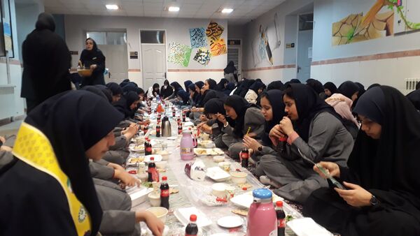 در روز‌های پایانی ماه رمضان دانش‌آموزان پیشتاز میزبان سفره همدلی شدند
