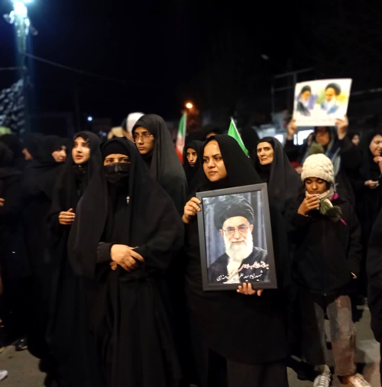 تجمع شبانه مردم کوهدشت در میدان امام(ره) کوهدشت در عزای شهادت رهبر معظم انقلاب