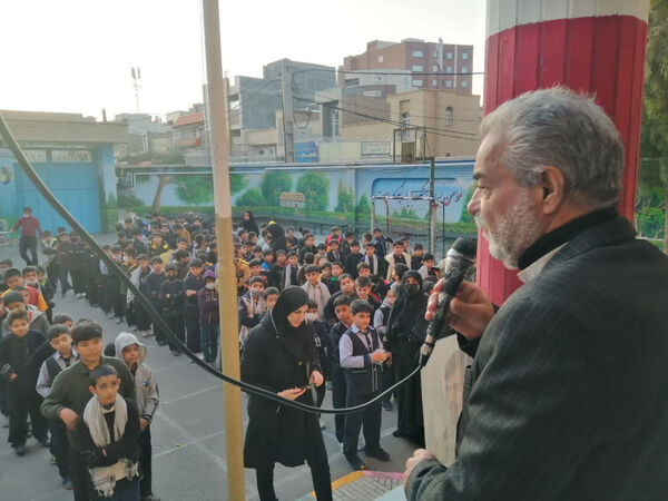تقدیر دانش‌آموزان یک مدرسه در قم از پدر شهید کریمی