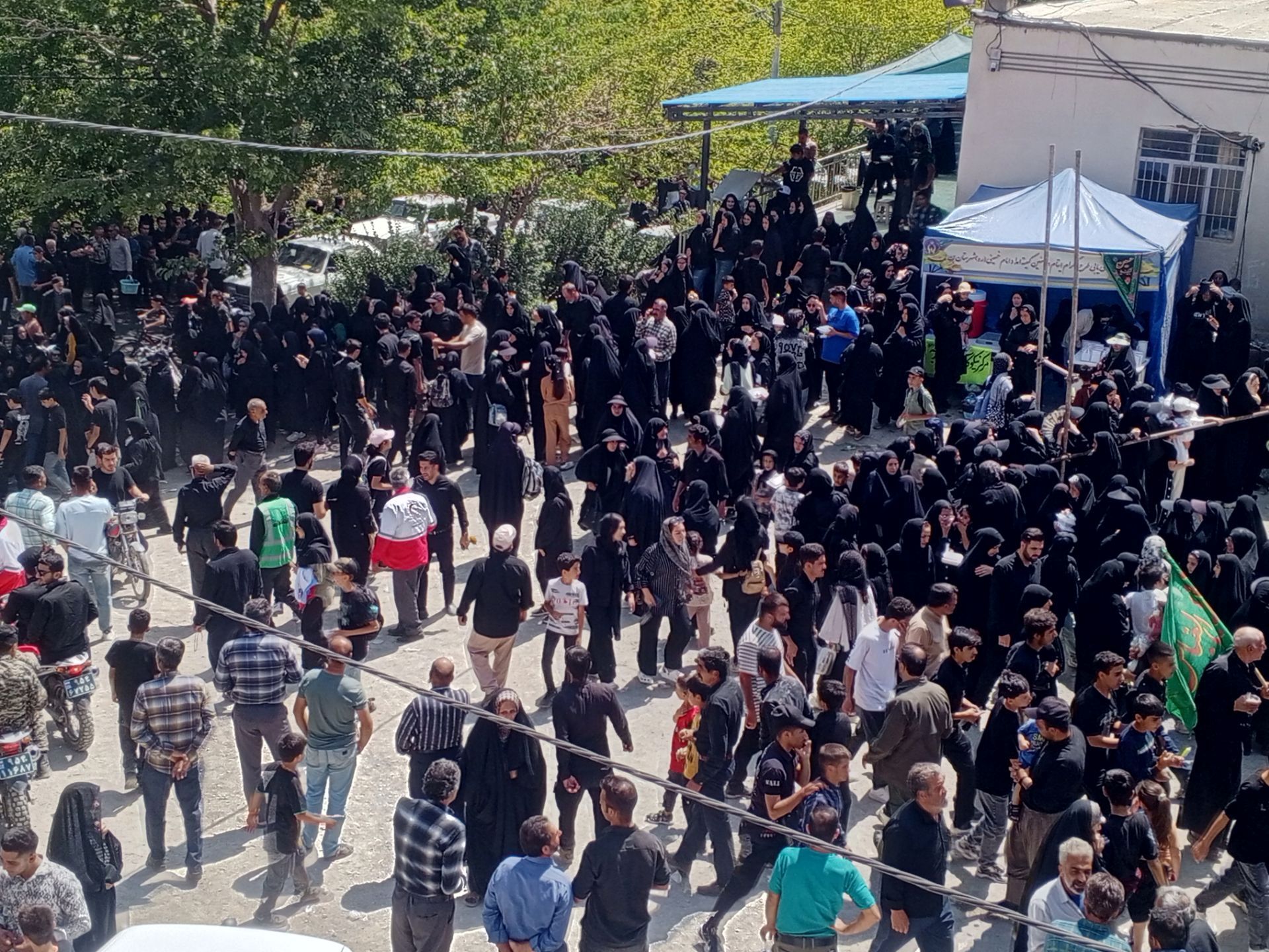 اجتماع مردم شهر بن در پیاده‌روی جاماندگان اربعین