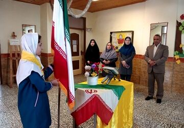 اهتزاز پرچم سه رنگ میهن در مدرسه شهید شیرودی املش 