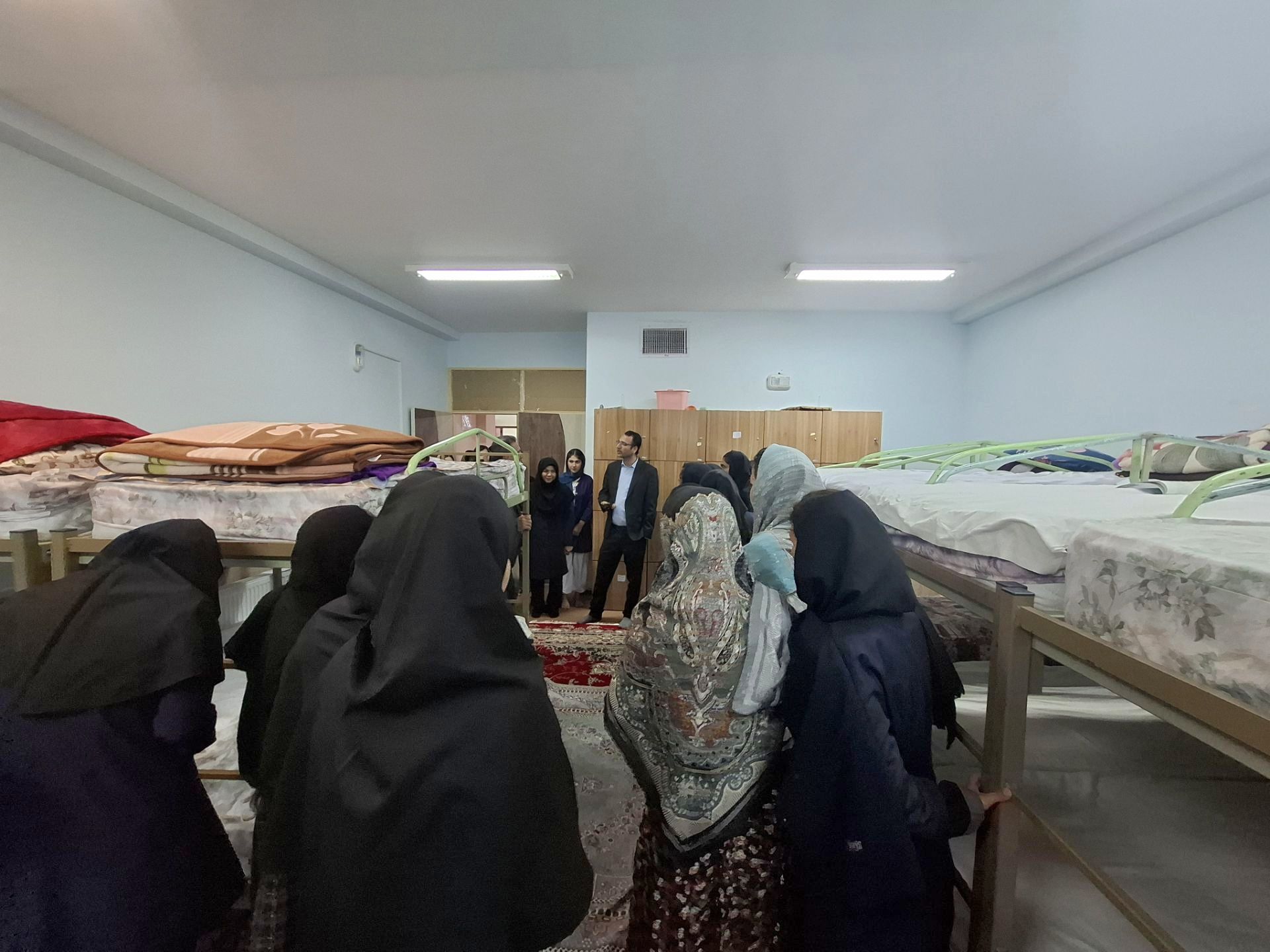 گفت‌وگوی صمیمی معاون آموزش ابتدایی خراسان شمالی با دانش‌آموزان در بازدید شبانه از مجتمع‌های عشایری امید انقلاب و نسیبه