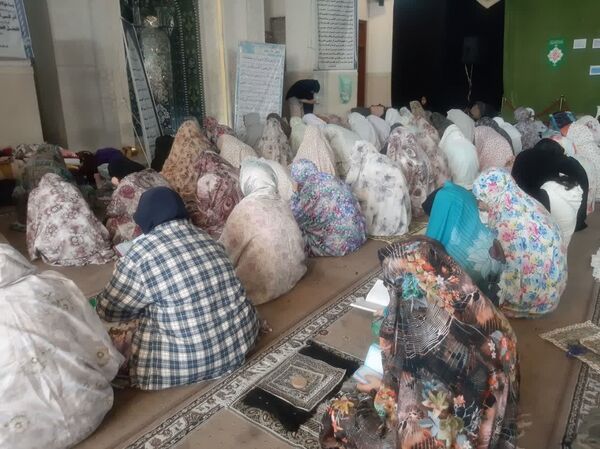مراسم اعتکاف دانش‌آموزی در مسجد ۷۲ تن
