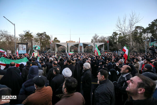حضور مردم داغدار تهران در خیابان‌های مرکز شهر پس از اعلام خبر شهادت رهبر انقلاب