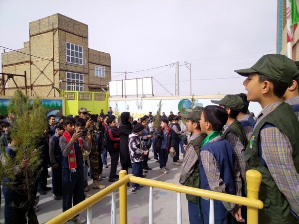روز درختکاری و روز آموزش همگانی حفظ محیط زیست در مدرسه پویندگان فرهنگ شهرستان خلیل آباد 
