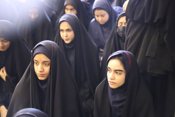 نشست پرسش و پاسخ با حضور نماینده ولی فقیه در استان و امام جمعه در دبیرستان نمونه فرهنگ