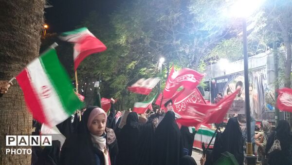 میدان شهر زیر پرچم ایران؛ مردم پای آرمان‌های وطن