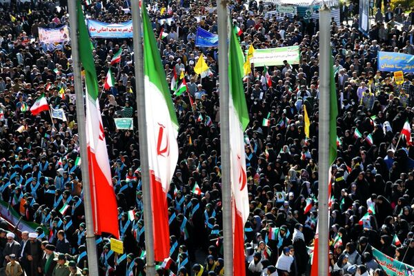 دانش آموزان و مسئولین در کنار یکدیگر، روز دانش‌آموز را رقم زدند