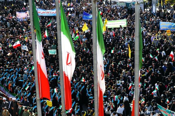 دانش آموزان و مسئولین در کنار یکدیگر، روز دانش‌آموز را رقم زدند