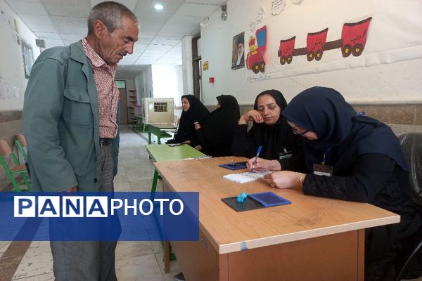 حضور گسترده مردم شهیدپرور شهر تیتکانلو بخش خبوشان پای صندوق‌های رأی 