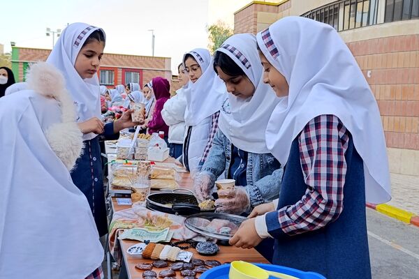 برپایی بازارچه کسب‌و‌کار در مدرسه شهدای پانزده خرداد قرچک