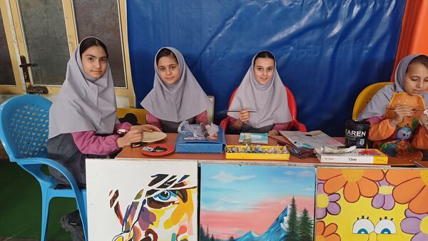 برگزاری نمایشگاه ماها در دبستان ام السلمه ۲ شهرستان جاجرم