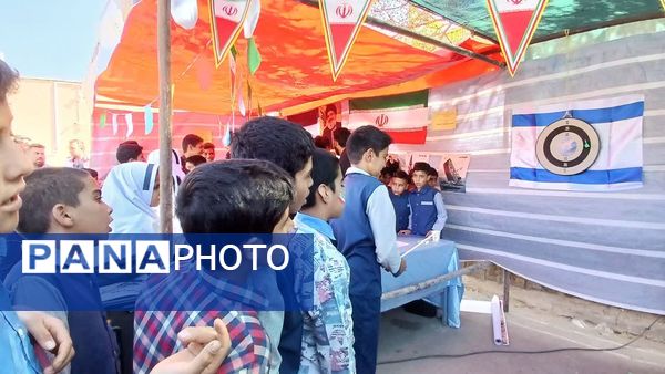 برپایی غرفه‌های سازمان دانش‌آموزی خراسان‌جنوبی در راهپیمایی 13 آبان