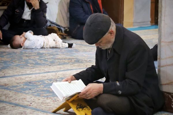 مراسم قرائت دعای ام داوود در امامزاده سید عباس بن موسی (ع) در بجنورد 