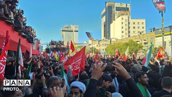 بدرقه ابدی در پناه خورشید؛ وداع اشک‌بار مشهدی‌ها با پیکر رهبر شهید