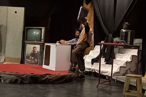 «روایت زمان»؛ هنرنمایی تئاتری در ستایش شهدا روی صحنه فرهنگسرای رازی ورامین